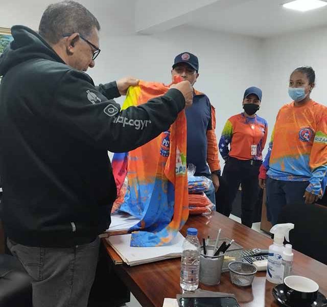 Alcalde Morales entregó uniforme a voluntarios de Protección Civil