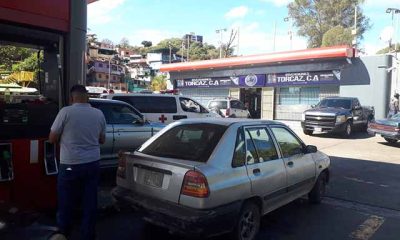 Retraso en el suministro de gasolina por fallas en el capta huellas en los Nuevos Teques.