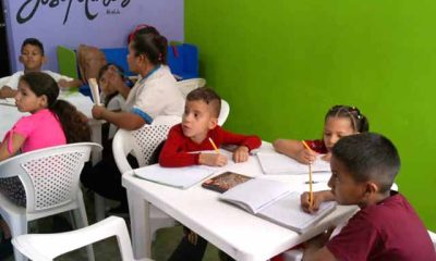 El Centro Pedagógico Escolar y Recreativo “Carrizal Educa”, ubicado en la comunidad La Ladera, inició esta semana sus actividades académicas de formación y apoyo académico a niños, niñas y adolescentes del sector. Así lo informó Jenniffer Márquez, en representación de la Gerencia de Educación, quien recordó que este servicio educativo fue reinaugurado el pasado mes de marzo por el alcalde del municipio Carrizal José “Chonchón” Morales, tras alrededor de 3 años de paralización, el cual atenderá durante el turno de la mañana, de lunes a jueves, en horario comprendido de 8:00 a 9:30 am, a todos los grados, y de 1:20 a 3:00 pm, los alumnos de primero, segundo, quinto y sexto grado; y de 3:00 hasta las 4:40 pm los cursantes de tercero y cuarto grado. “Estamos felices de comenzar las actividades en el centro; asimismo, les reiteramos a la comunidad que somos un equipo y en conjunto, cumpliendo cada uno nuestras responsabilidades, estaremos haciendo un gran trabajo para el bienestar de nuestros niños”, señaló. Para finalizar, puntualizó que sostuvieron una reunión con los padres y representantes, a los fines de conversar sobre la puntualidad y lapso de incorporación del alumnado a las aulas, así como las demás normativas e implementos de trabajo. Prensa Alcaldía de Carrizal