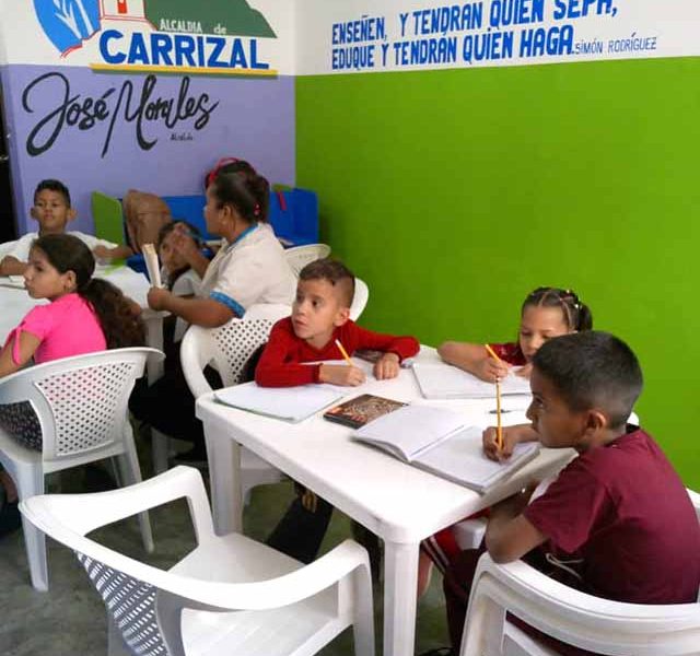 El Centro Pedagógico Escolar y Recreativo “Carrizal Educa”, ubicado en la comunidad La Ladera, inició esta semana sus actividades académicas de formación y apoyo académico a niños, niñas y adolescentes del sector. Así lo informó Jenniffer Márquez, en representación de la Gerencia de Educación, quien recordó que este servicio educativo fue reinaugurado el pasado mes de marzo por el alcalde del municipio Carrizal José “Chonchón” Morales, tras alrededor de 3 años de paralización, el cual atenderá durante el turno de la mañana, de lunes a jueves, en horario comprendido de 8:00 a 9:30 am, a todos los grados, y de 1:20 a 3:00 pm, los alumnos de primero, segundo, quinto y sexto grado; y de 3:00 hasta las 4:40 pm los cursantes de tercero y cuarto grado. “Estamos felices de comenzar las actividades en el centro; asimismo, les reiteramos a la comunidad que somos un equipo y en conjunto, cumpliendo cada uno nuestras responsabilidades, estaremos haciendo un gran trabajo para el bienestar de nuestros niños”, señaló. Para finalizar, puntualizó que sostuvieron una reunión con los padres y representantes, a los fines de conversar sobre la puntualidad y lapso de incorporación del alumnado a las aulas, así como las demás normativas e implementos de trabajo. Prensa Alcaldía de Carrizal