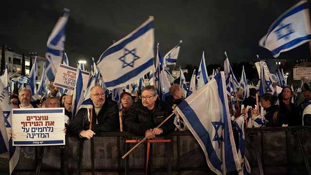 Manifestantes mantienen las protestas en Tel Aviv pese a ataques del viernes