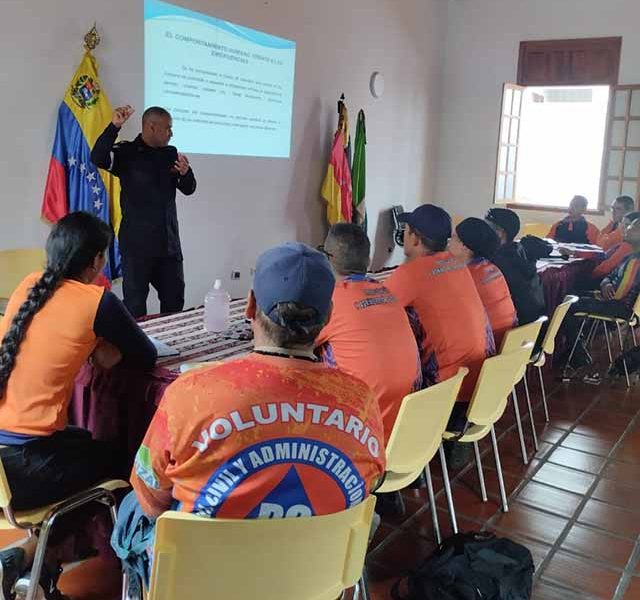 Funcionarios de PC Carrizal reciben capacitación en Identificación de Materiales Peligrosos