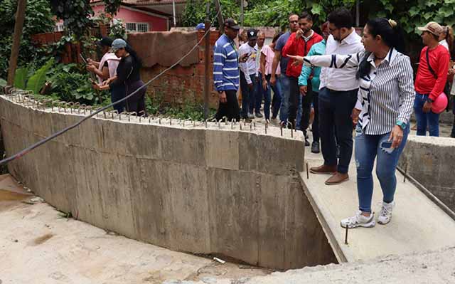 Alcalde Farith Fraija entregó a la comunidad de Los Lagos colector de aguas mixto