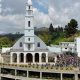 Arraial en Santuario de Fátima: Multitudinaria Celebración Religiosa y Cultural"