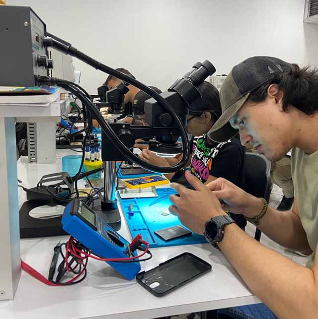 Éxito en Inicio del Curso de Reparación de Teléfonos en Carrizal