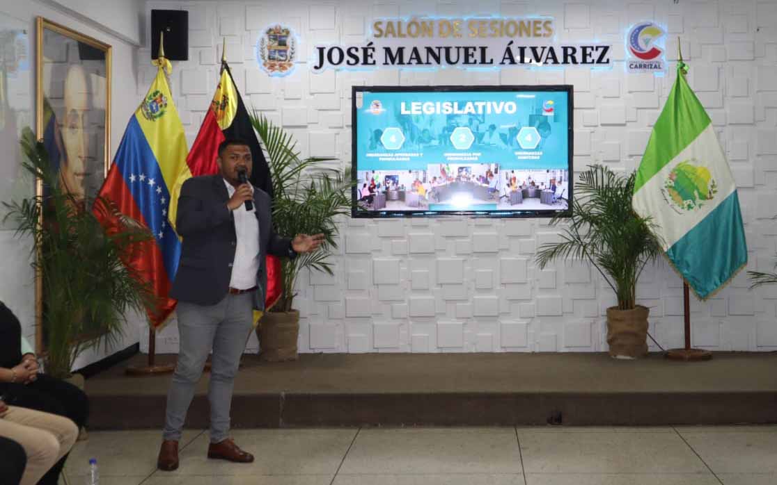 Ricki Cañizalez entrega el informe de gestión al Contralor Municipal Julio Menogollo en el Concejo de Carrizal.