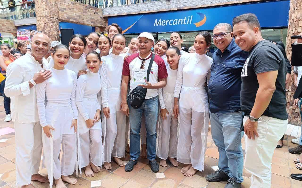 Los bailarines en perfecta armonía durante el “III Encuentro Dancístico Carrizal 2024”.