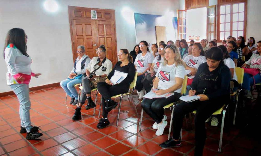 Docentes de Carrizal participan en taller sobre necesidades educativas especiales y discapacidad.