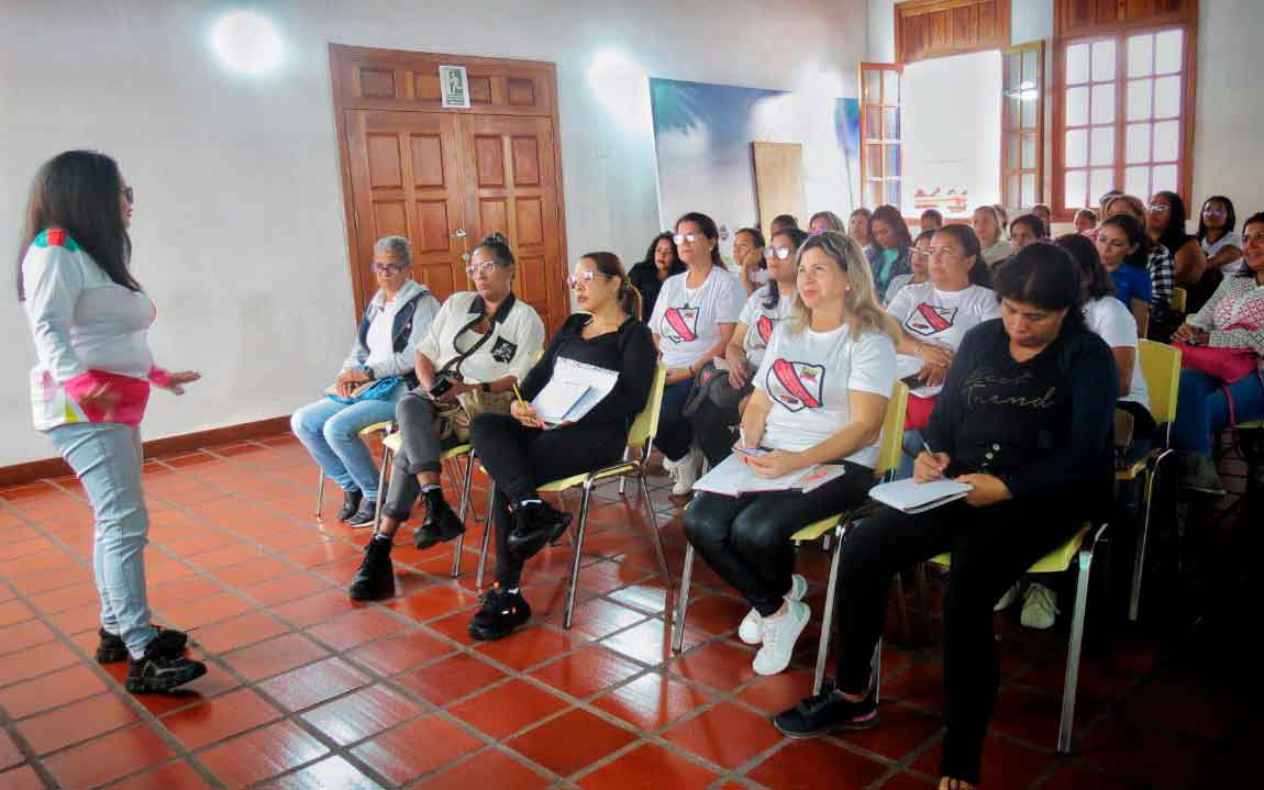 Docentes de Carrizal participan en taller sobre necesidades educativas especiales y discapacidad.
