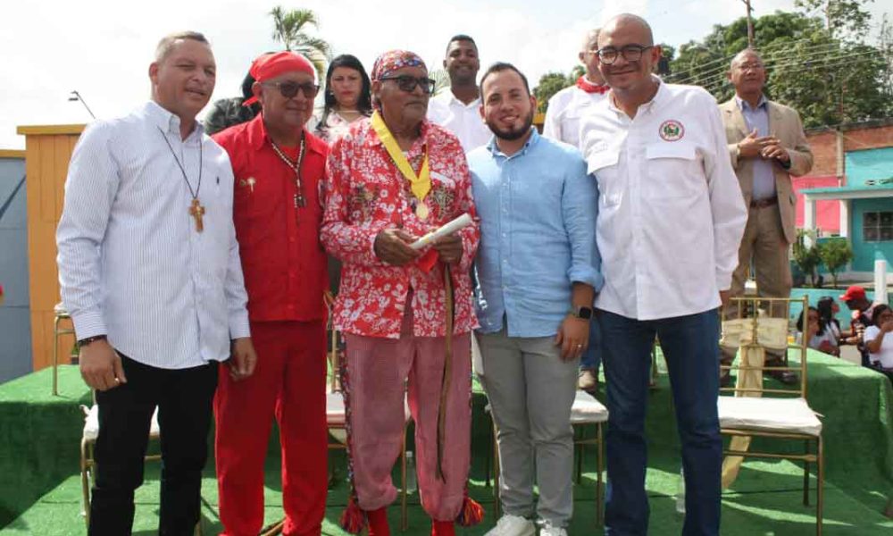 Integrantes de la Cofradía de los Diablos Danzantes de Yare siendo homenajeados por el Consejo Legislativo del Estado Bolivariano de Miranda.