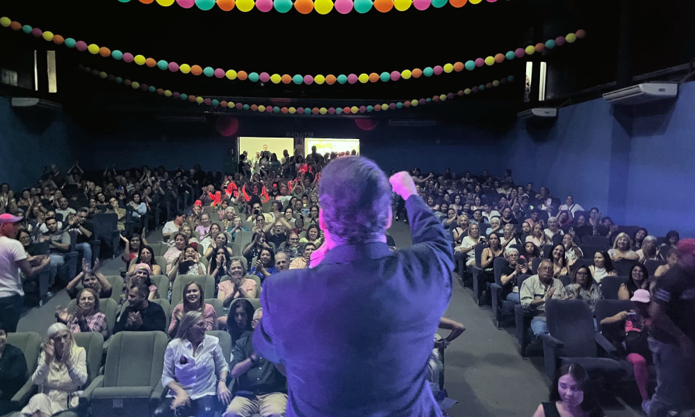 Las madres de San Antonio disfrutando del espectáculo musical en el Teatro Municipal Vidal González.