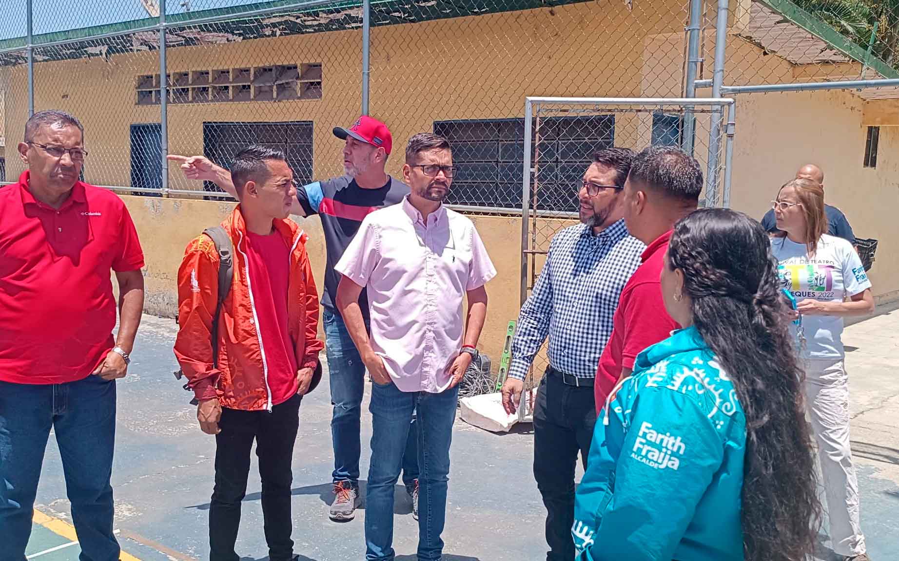 El alcalde Farith Fraija supervisa el inicio de las obras de remodelación en el Polideportivo Ernesto Aparicio de El Paso.