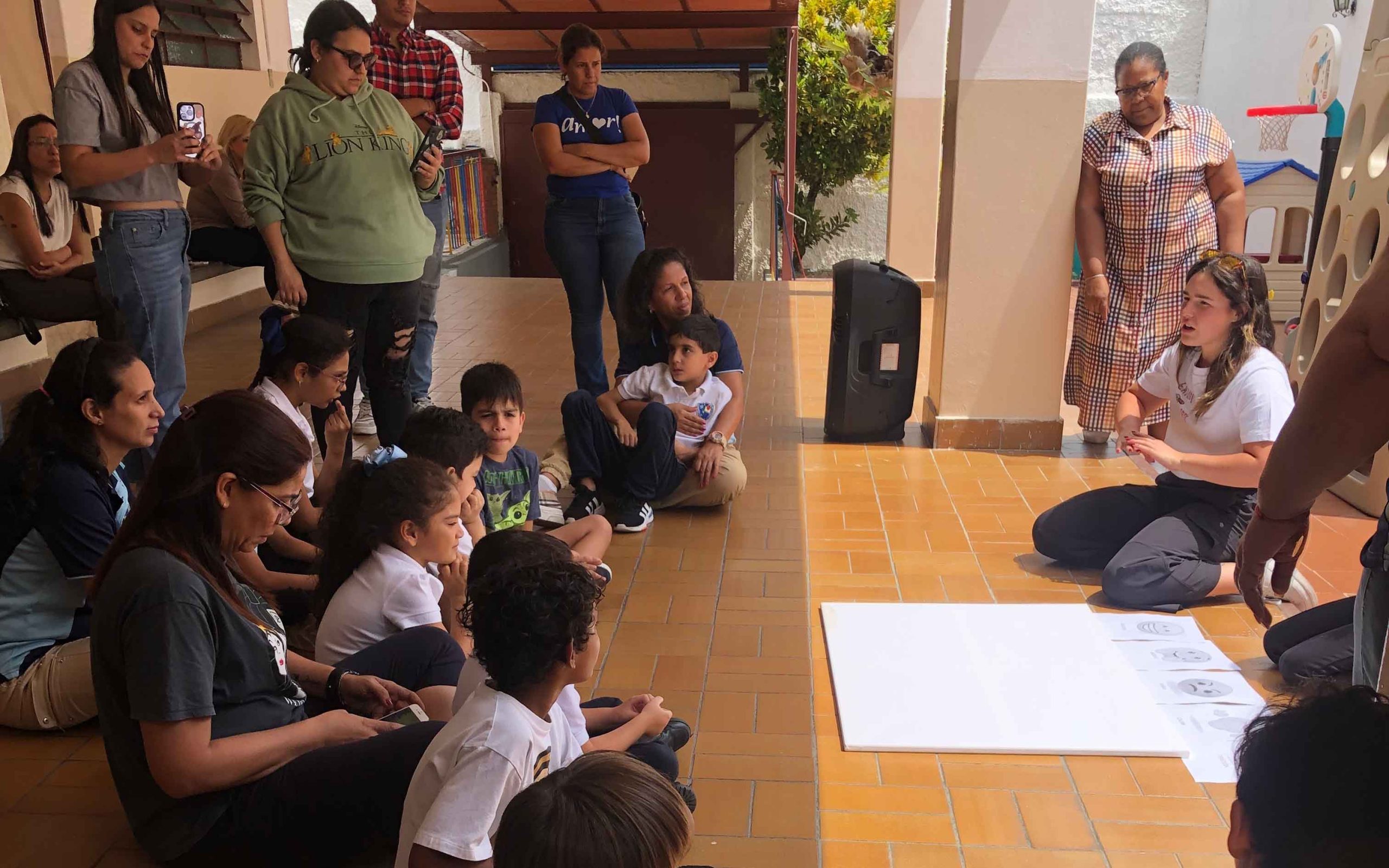 Galit junto a los niños en la primera actividad de "Emocionarte" en el Colegio Nuestra Señora de la Consolación. / Actividad de "Emocionarte" promoviendo la expresión emocional a través del arte.