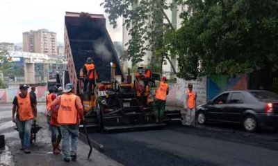Obras de asfaltado en Guaicaipuro, reflejo del compromiso municipal por una mejor infraestructura vial.