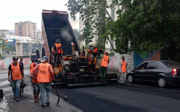 Obras de asfaltado en Guaicaipuro, reflejo del compromiso municipal por una mejor infraestructura vial.