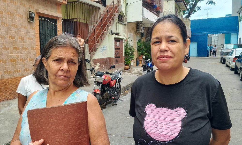 Comunidad educativa del Liceo Antonio José de Sucre en asamblea por la reinstalación de Gustavo García.