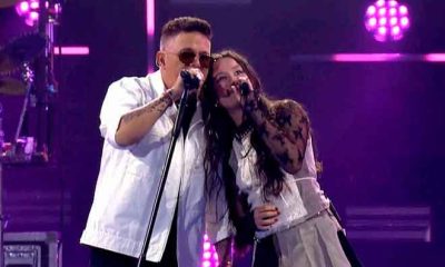 Joaquina y Alejandro Sanz en el escenario del estadio Santiago Bernabéu.