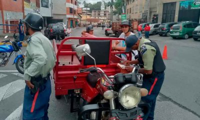 Policía de Carrizal imponiendo sanciones a conductores por incumplimiento de normativas viales.