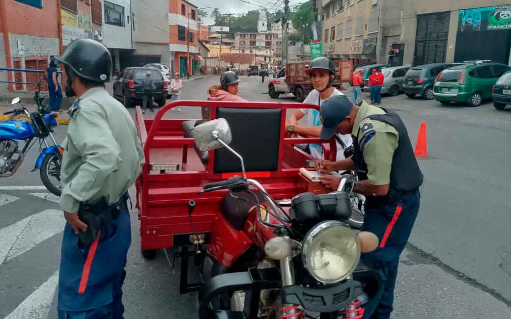 Policía de Carrizal imponiendo sanciones a conductores por incumplimiento de normativas viales.