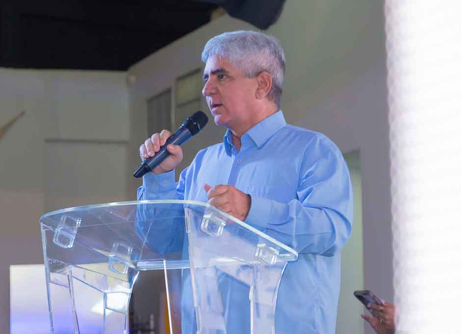 Diego Reina Anduze, director de 7 Maravillas Naturales de América, durante una conferencia sobre los ODS 7 y 13.