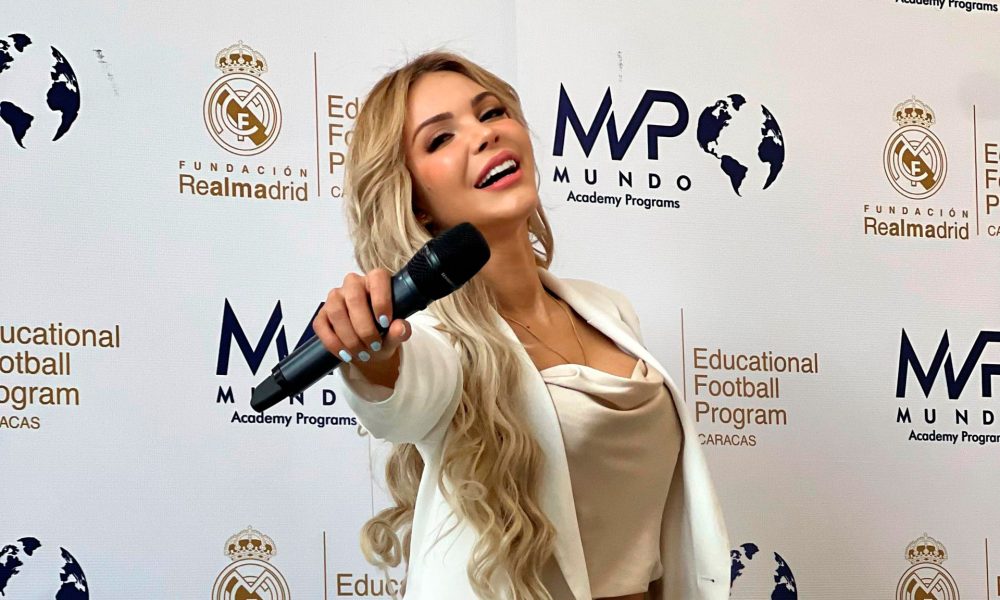 Ange Unda, presentadora destacada, durante la ceremonia de bienvenida al Real Madrid en Venezuela.