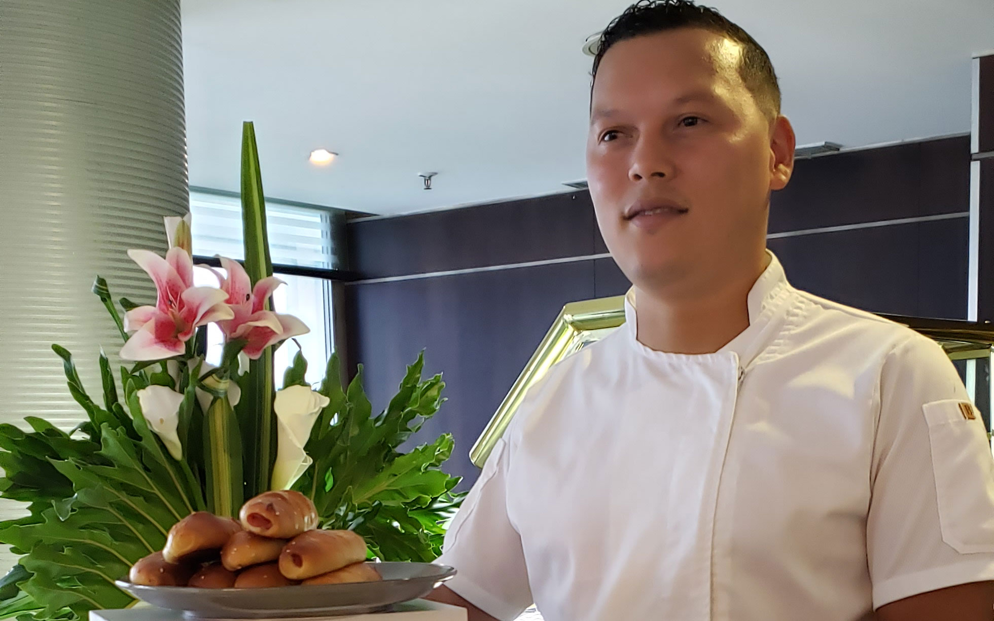 El chef Elvis Rojas, ganador del segundo lugar en el concurso gastronómico "El mejor cachito de Caracas".