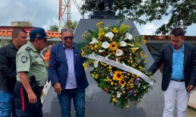 La Alcaldía de Carrizal rinde homenaje a los héroes de la Batalla de Carabobo con una ofrenda floral en la plaza Bolívar.