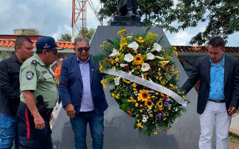 La Alcaldía de Carrizal rinde homenaje a los héroes de la Batalla de Carabobo con una ofrenda floral en la plaza Bolívar.