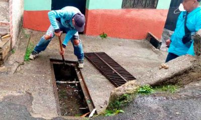 Trabajadores municipales realizando labores de limpieza en los alcantarillados de José Manuel Álvarez como parte del plan de prevención ante la temporada de lluvias.