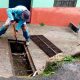 Trabajadores municipales realizando labores de limpieza en los alcantarillados de José Manuel Álvarez como parte del plan de prevención ante la temporada de lluvias.