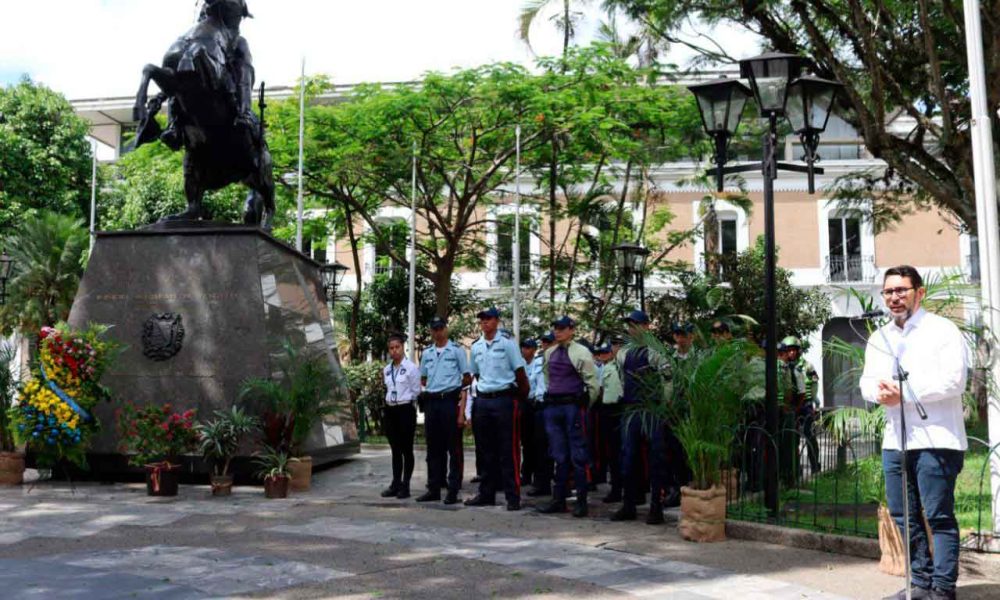 El alcalde Farith Fraija deposita una ofrenda floral ante la estatua de Simón Bolívar durante la conmemoración de la Batalla de Carabobo en Los Teques.