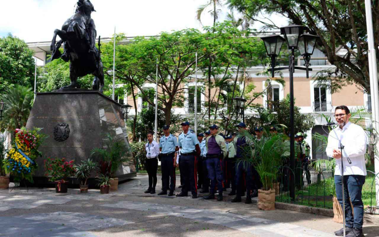 El alcalde Farith Fraija deposita una ofrenda floral ante la estatua de Simón Bolívar durante la conmemoración de la Batalla de Carabobo en Los Teques.