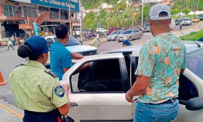 Policía de Carrizal supervisando la jornada de sensibilización en la plaza Guaicaipuro de Montañalta.