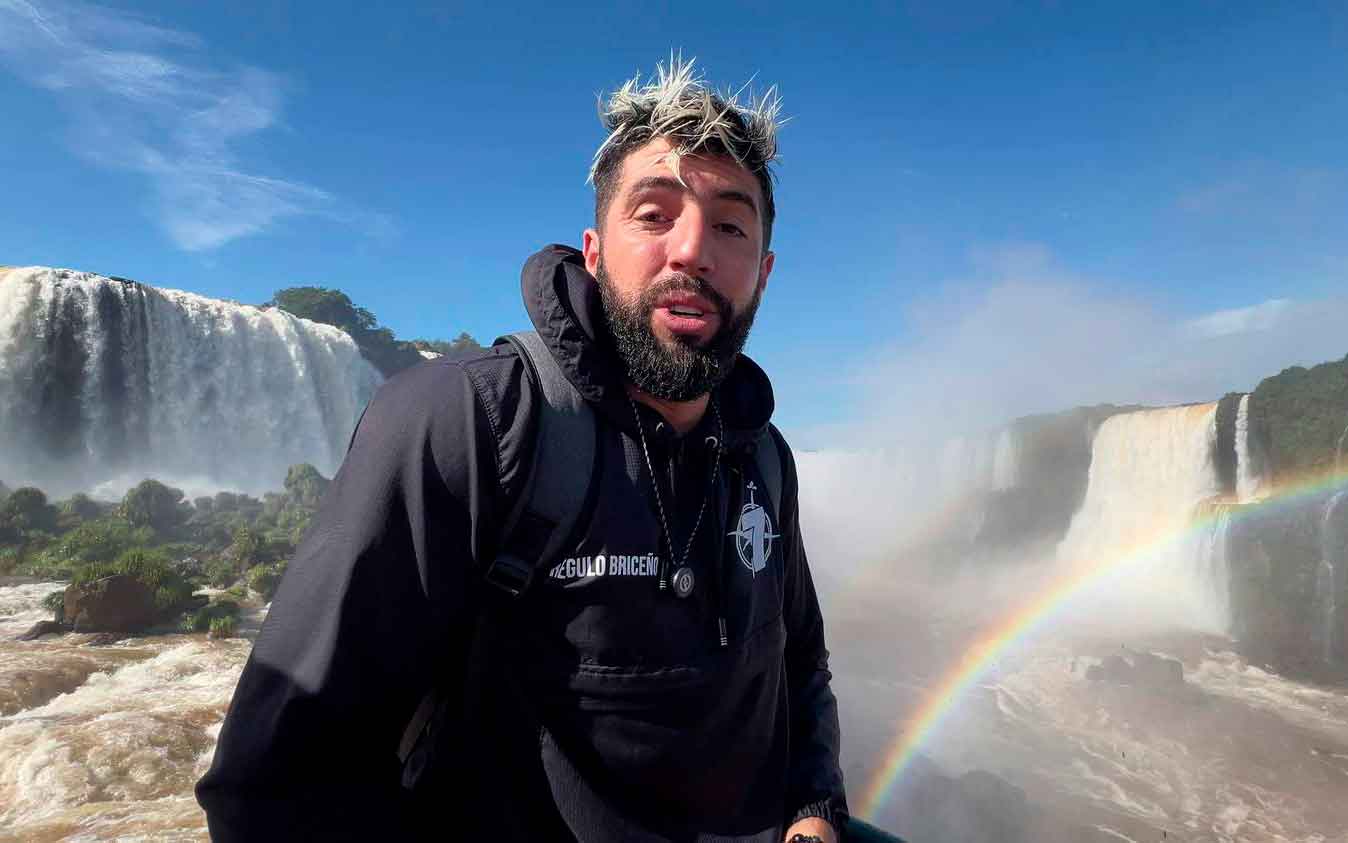 Régulo Briceño capturando imágenes de las impresionantes Cataratas del Iguazú.