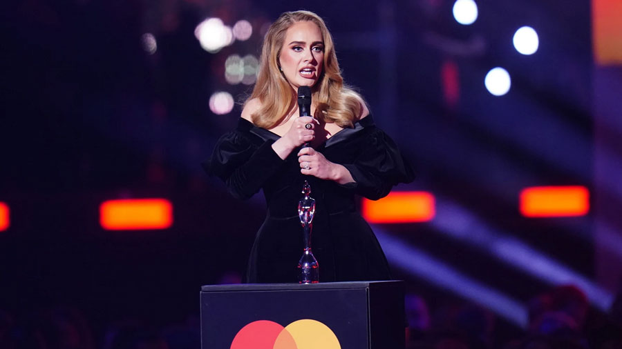 Adele detiene concierto para enfrentar comentario homofóbico