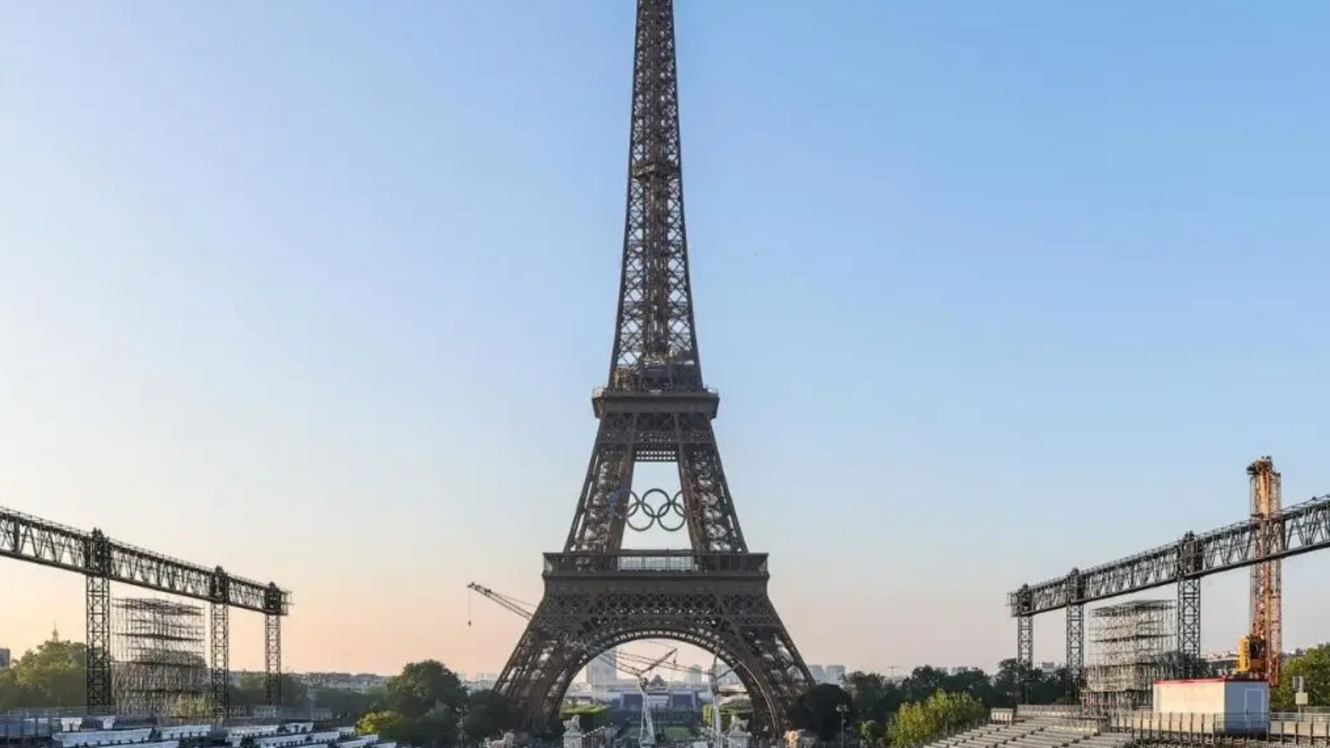 La Torre Eiffel se ilumina con los aros olímpicos