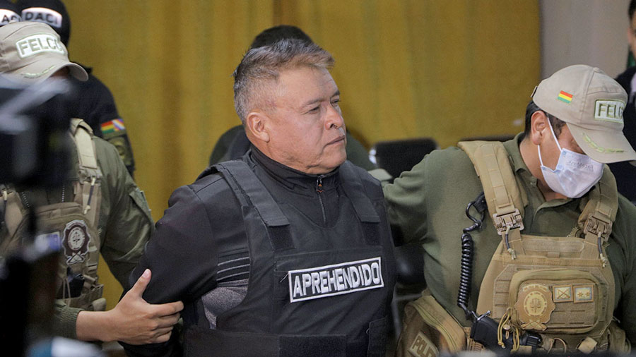 Bolivia envía a prisión preventiva a excomandantes militare