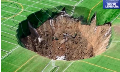 Impactante imagen del socavón que afectó los campos de fútbol en Alton, Illinois.