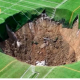 Impactante imagen del socavón que afectó los campos de fútbol en Alton, Illinois.