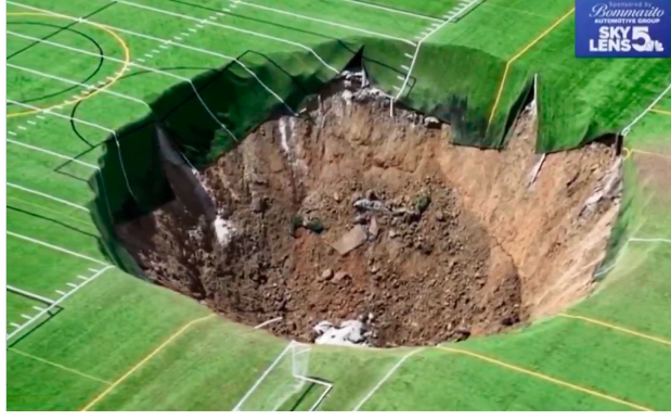 Impactante imagen del socavón que afectó los campos de fútbol en Alton, Illinois.