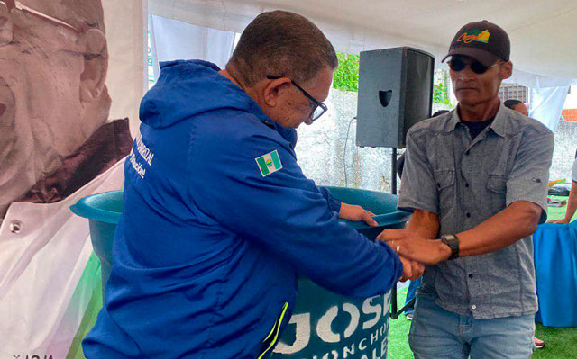 La entrega de tanques de agua representa un esfuerzo significativo del alcalde José "Chonchón" Morales para satisfacer las necesidades de la comunidad de Carrizal.