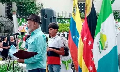 El Profesor Ángel Cárdenas en un evento cultural en Carrizal, donde presentó la bandera del municipio que ayudó a diseñar.