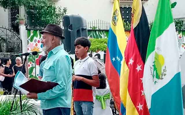 El Profesor Ángel Cárdenas en un evento cultural en Carrizal, donde presentó la bandera del municipio que ayudó a diseñar.