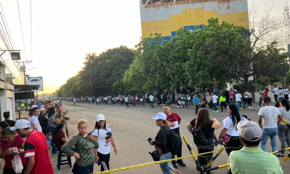 Afluencia de votantes genera largas colas en el proceso electoral