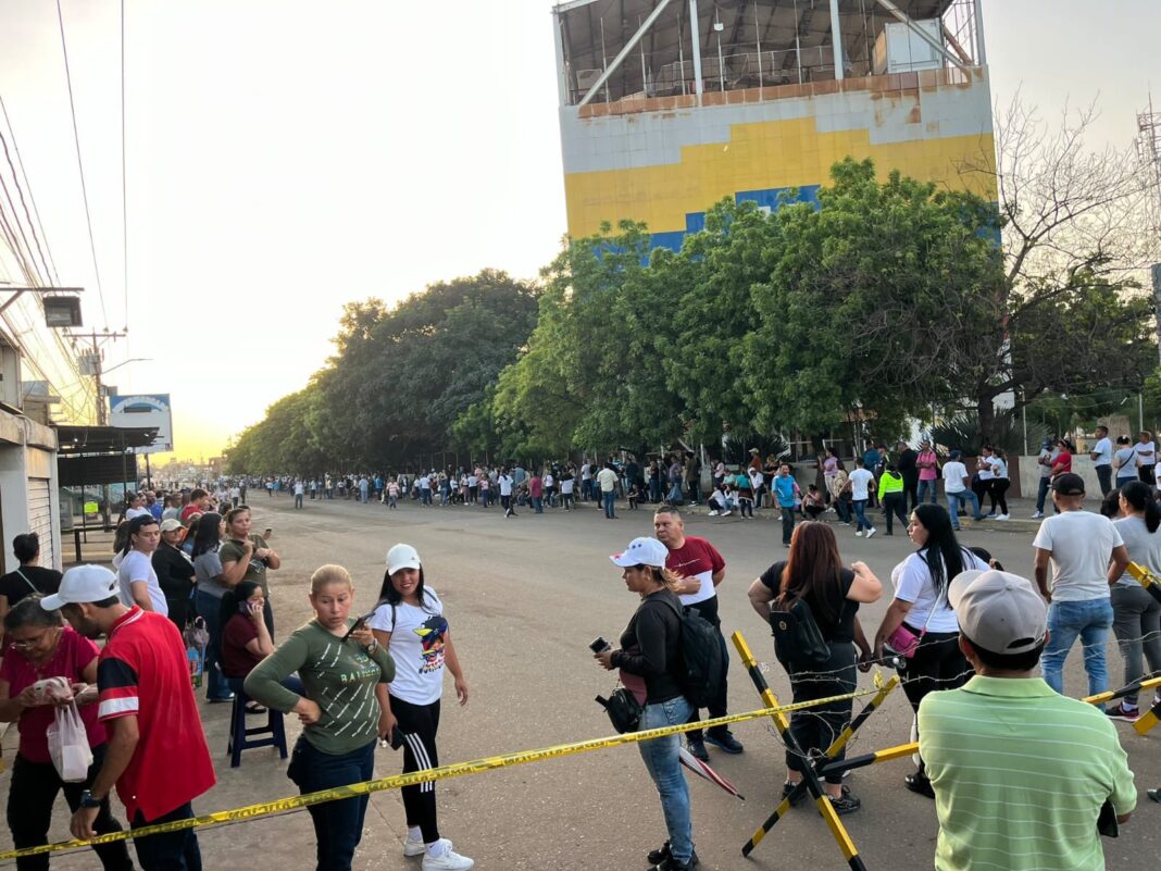 Afluencia de votantes genera largas colas en el proceso electoral