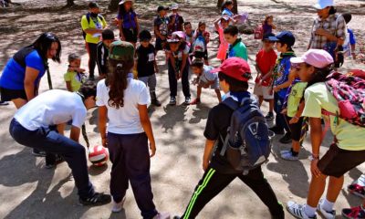 niños scouts participando en actividades de sostenibilidad en la "villa" ecológica durante el evento Villalobos Metropolitana 2024.