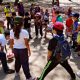 niños scouts participando en actividades de sostenibilidad en la "villa" ecológica durante el evento Villalobos Metropolitana 2024.