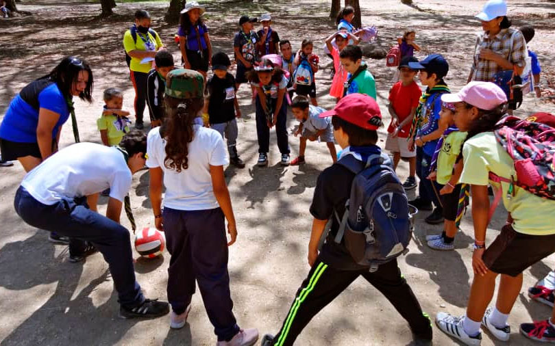 niños scouts participando en actividades de sostenibilidad en la "villa" ecológica durante el evento Villalobos Metropolitana 2024.