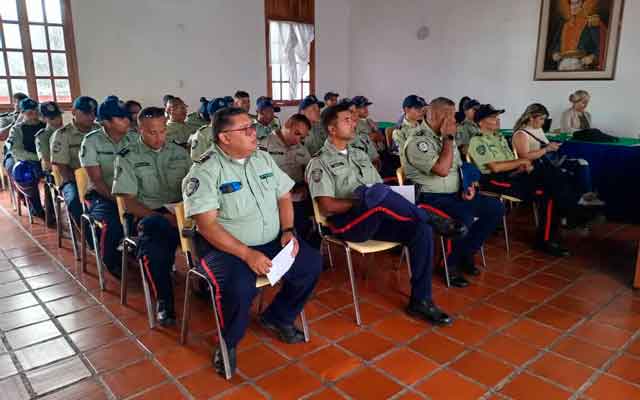 Funcionarios de Policarrizal participando en el taller formativo sobre la "Ley Orgánica sobre el Derecho de las Mujeres a una Vida Libre de Violencia".