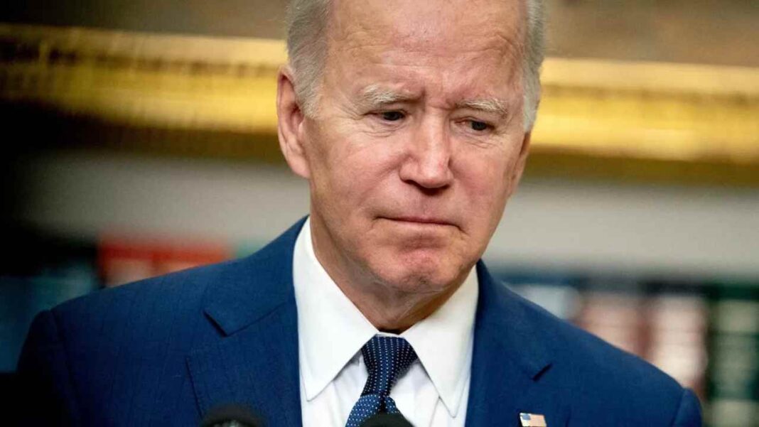 Biden se reúne con Jeffries mientras crece el descontento